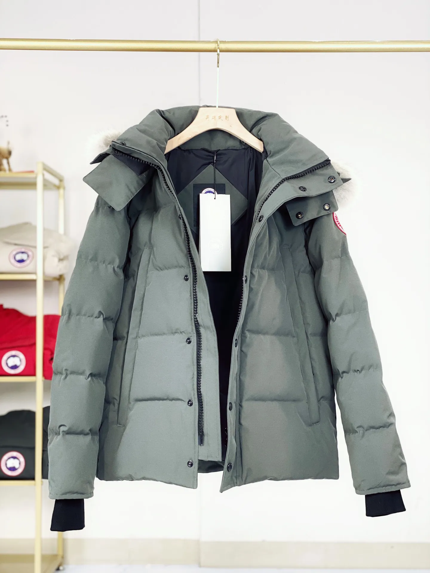 P820 Canada goose/Canada Goose Wyndham 388M 29 parka down jackets, genuine original version, you need to compare with the genuine product at any time, all accessories are customized from the original factory 💯The softness and hardness of the fabric are compared with the genuine ones, and they can be restored by kneading at will (fabric misunderstanding: fabrics that are not high hardness are waterproof. Only when you buy the latest genuine version this year will you notice the softness and comfort of the fabric) 💯Authentic white duck down is synchronized with the down Fluffy and not clumping, filled with electronically controlled down filling machine. 💯Customized zippers with authentic YKK military-grade copper core zipper pulls. High hardness and no jamming. 💯The fur collar is purchased from Western Canada coyote skin and is customized. Zipper cord, pocket label, back label, collar velvet, velcro fasteners, cuffs, all details are updated simultaneously with the original version, the best version, the most complete color matching, the fighter in the world 29, battle various worldly goods, size: XS-XXL (size chart attached below), color: as shown below